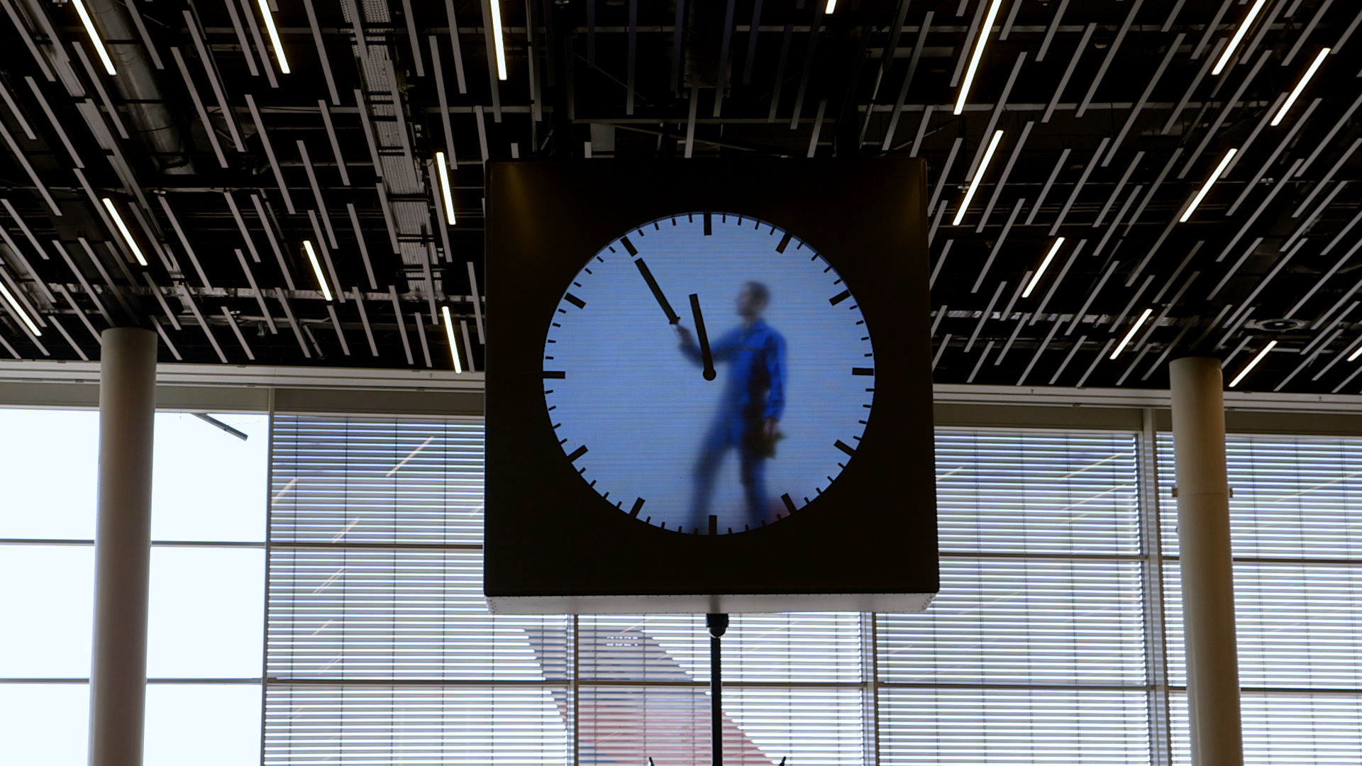 01_Time Thieves_Martin Baas performance clock in Schipol Airport